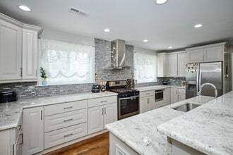 8841 W Kathy Ln in Des Plaines, IL - Building Photo - Building Photo