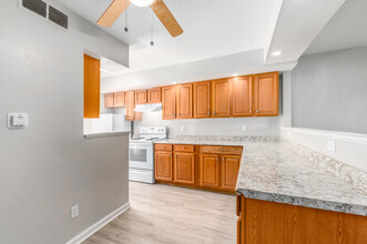 Sunset Townhouses in Elyria, OH - Building Photo - Interior Photo