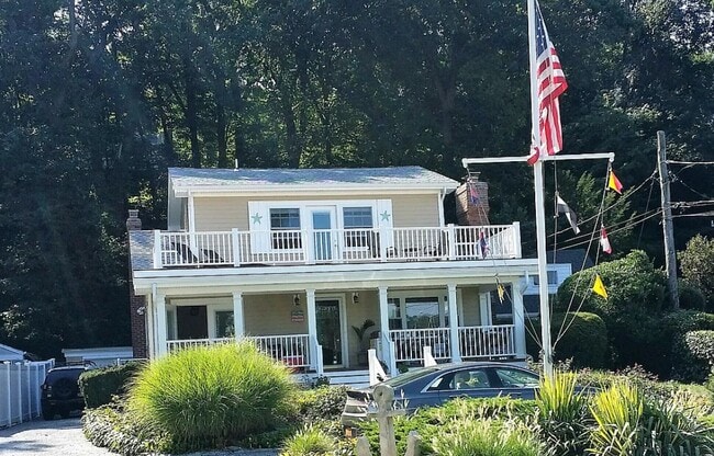 113 Shore Rd, Unit #B in Glen Cove, NY - Building Photo - Building Photo