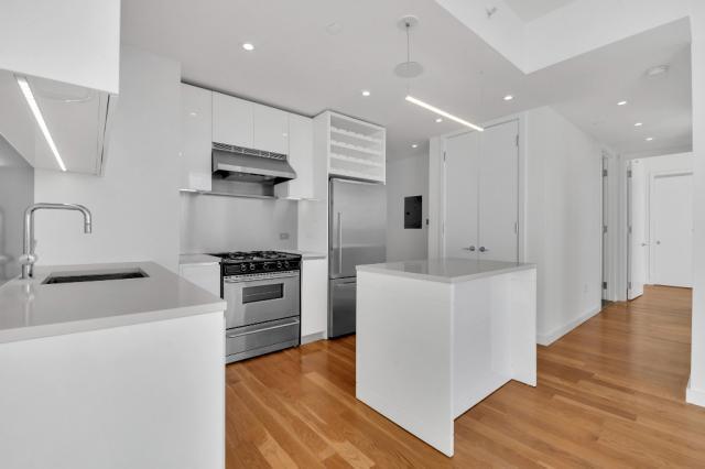 430 Albee Square W in Brooklyn, NY - Building Photo