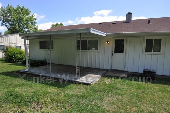 209 Whitehall Dr in O'Fallon, IL - Building Photo - Building Photo