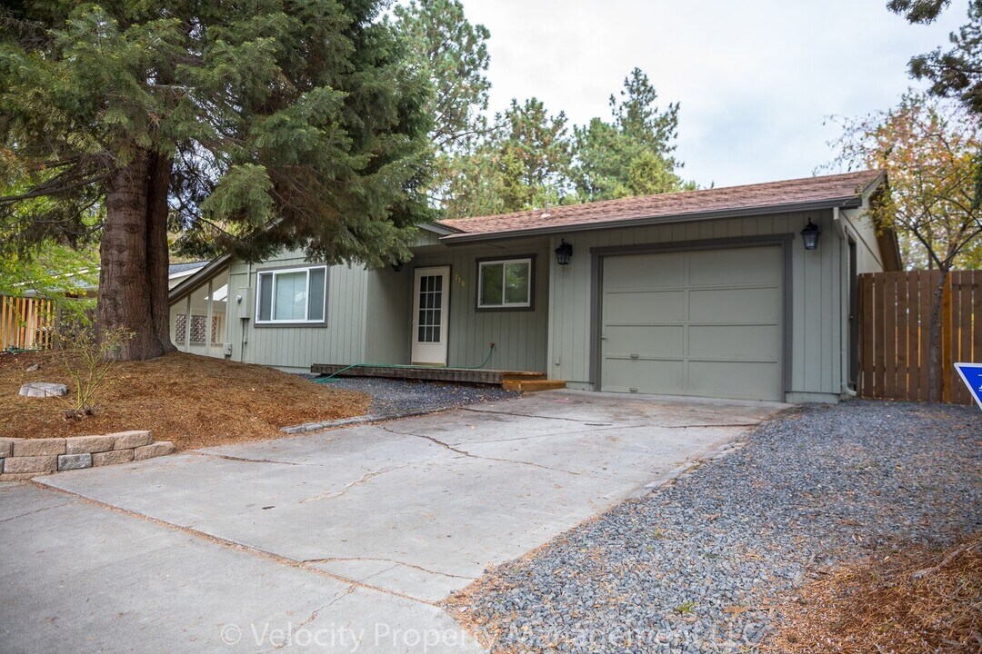 750 SE Douglas St in Bend, OR - Building Photo