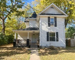911 N 8th St in Columbia, MO - Building Photo