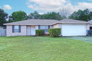 6923 Cedar Ridge Cir in Milton, FL - Building Photo