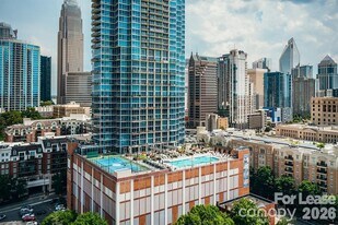 215 N Pine St in Charlotte, NC - Building Photo