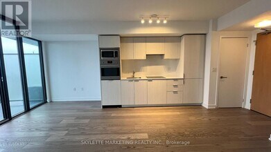 11 Wellesley St W in Toronto, ON - Building Photo - Building Photo