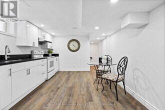 8235 Paddock Trail Dr in Niagara Falls, ON - Building Photo - Building Photo