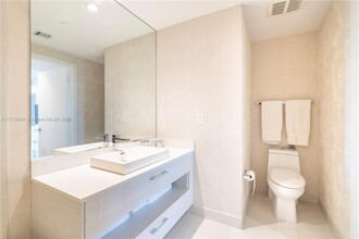 55 SW 9th St, Unit #3404 in Miami, FL - Building Photo - Building Photo