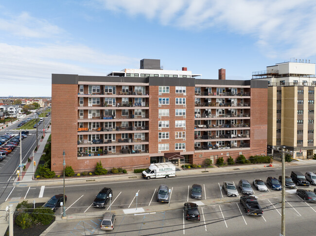 Oakwood Apartment Corp. in Long Beach, NY - Building Photo - Building Photo