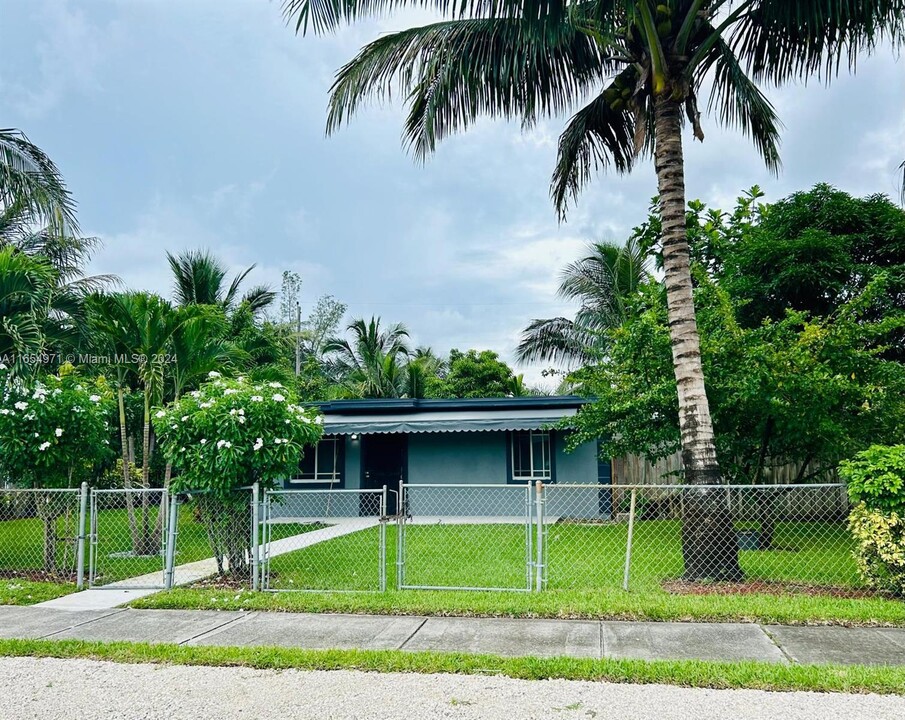 1085 NW 140th St in Miami, FL - Building Photo