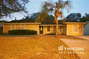 8405 Caledesi Island Dr in Tampa, FL - Building Photo