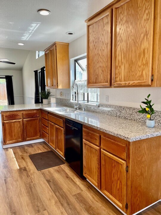 5205 Laguna Park Dr in Elk Grove, CA - Building Photo