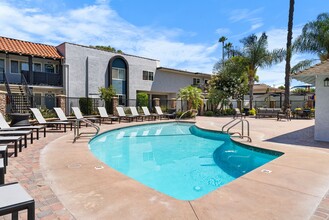 Villa Serrano Apartment Homes in Anaheim, CA - Foto de edificio - Building Photo