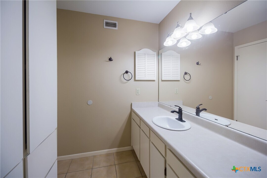 1101 Parkview Dr in Canyon Lake, TX - Building Photo