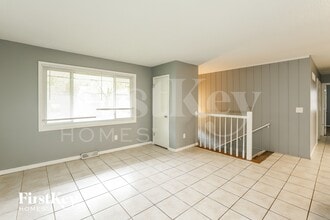 5013 NW Woody Creek Ln in Kansas City, MO - Building Photo - Building Photo