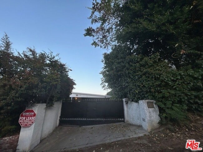 3641 Sunswept Dr in Los Angeles, CA - Building Photo - Building Photo