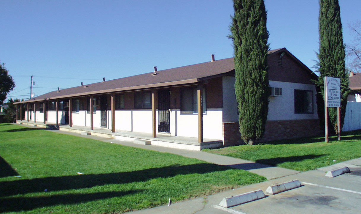 H & H Apartments in Fairfield, CA - Building Photo