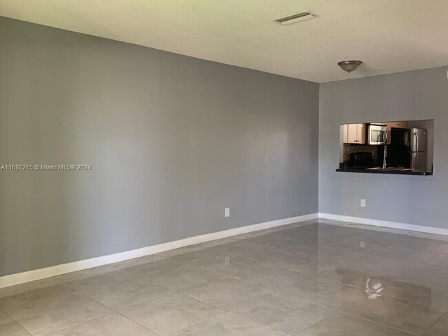 10345 NW 8th St, Unit #201 in Pembroke Pines, FL - Foto de edificio - Building Photo