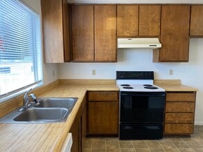 1540 Racquet Club Dr in Los Banos, CA - Building Photo - Building Photo