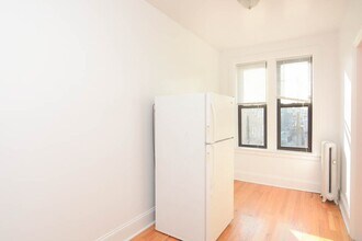 2704 N Sawyer Ave in Chicago, IL - Foto de edificio - Building Photo