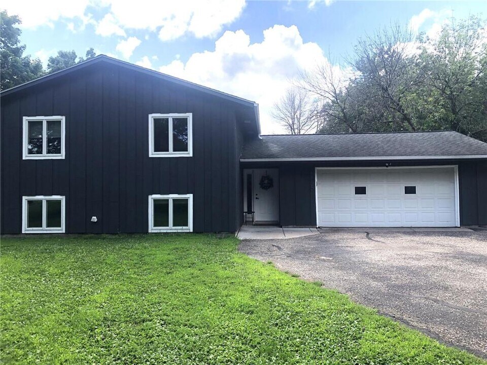 5530 Endress Ct in Cannon Falls, MN - Building Photo