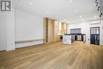 1067 College St in Toronto, ON - Building Photo - Building Photo