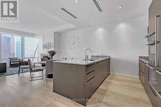 180 University Ave in Toronto, ON - Building Photo - Building Photo