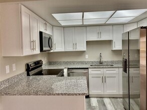 5008 Manatee Ave W in Bradenton, FL - Foto de edificio - Building Photo