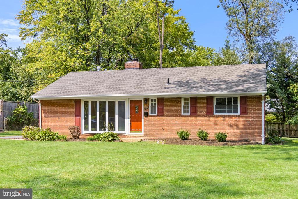 7406 Blackford St in Springfield, VA - Building Photo