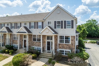 Insignia Court in Palatine, IL - Building Photo - Building Photo