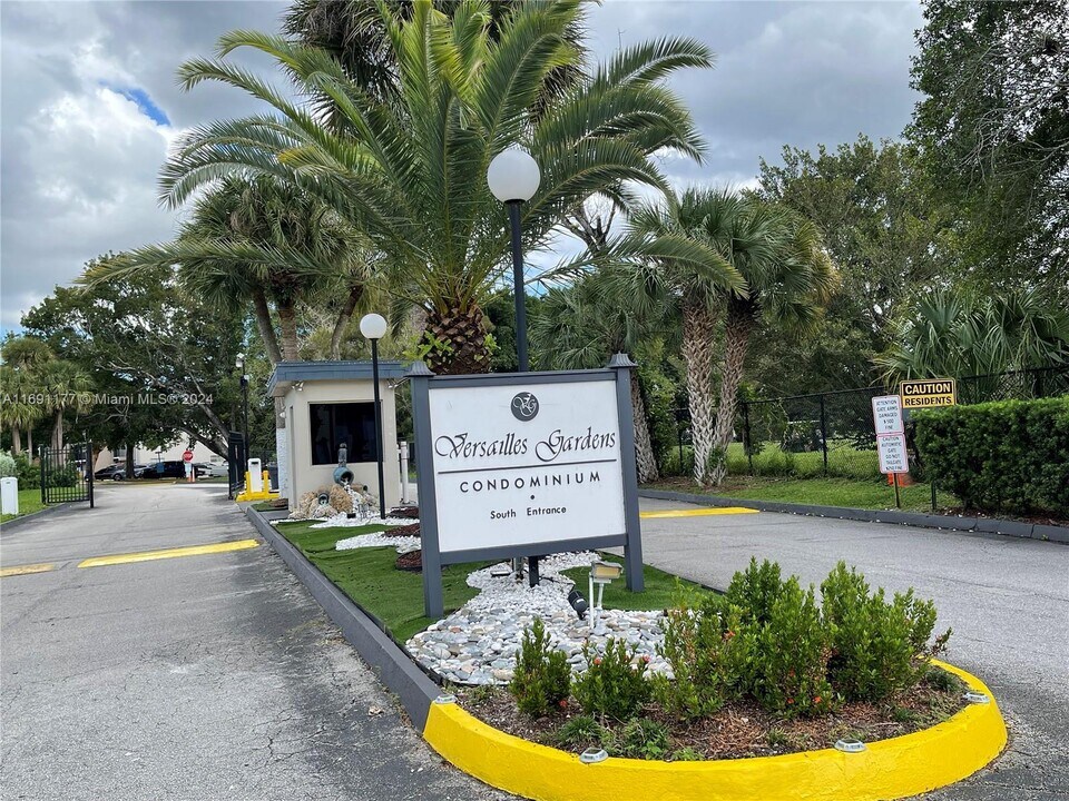 8001 Fairview Dr, Unit 206 in Tamarac, FL - Building Photo