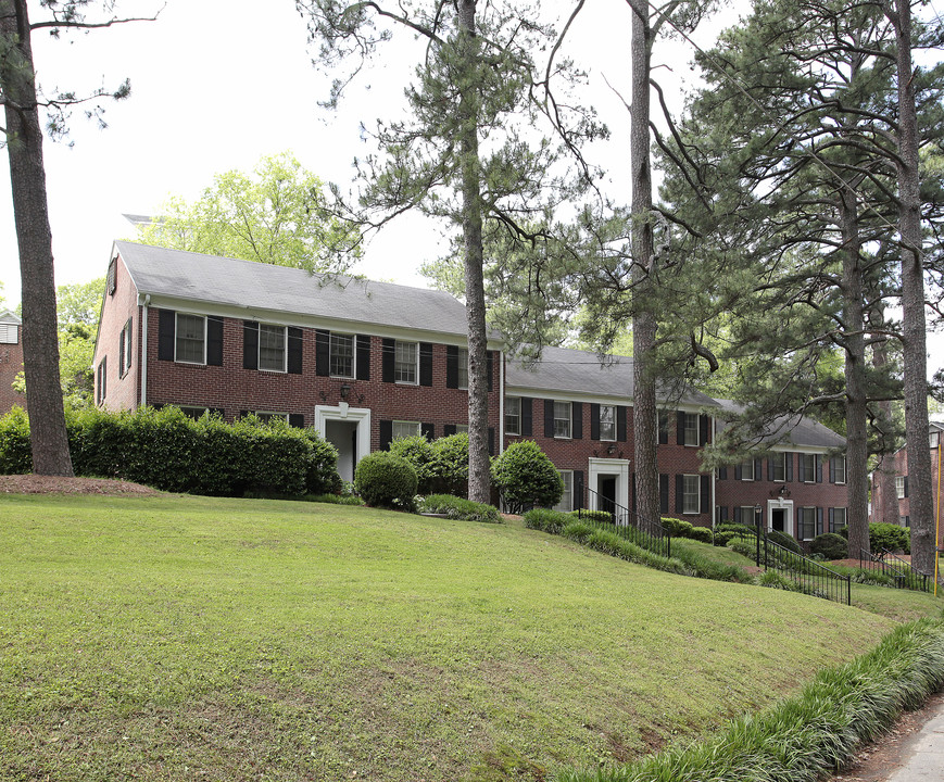 122 NE Sheridan Dr in Atlanta, GA - Building Photo