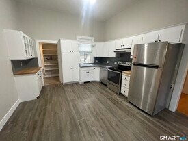 9 Hicksville Rd in Cromwell, CT - Building Photo