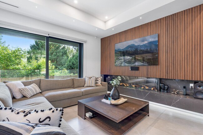 2505 Edgemont Blvd in North Vancouver, BC - Building Photo - Building Photo