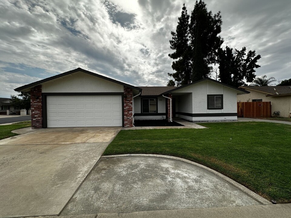 2232 Ridgeway Dr in Ceres, CA - Building Photo