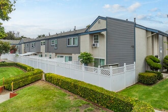 Trinity Townhomes in Fremont, CA - Foto de edificio - Building Photo