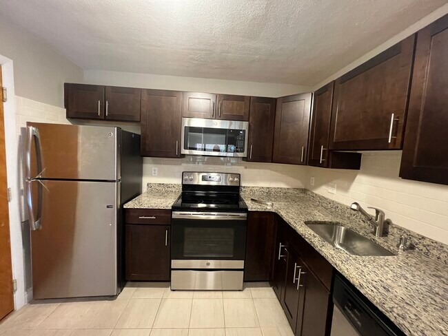 266 Grove St, Unit #11 in Auburndale, MA - Foto de edificio - Building Photo