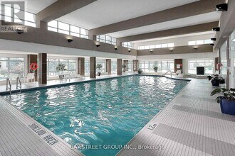 33 Elm Dr W in Mississauga, ON - Building Photo - Building Photo