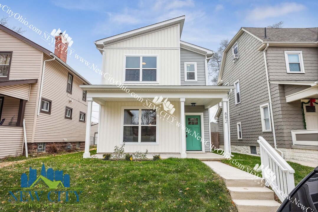 882 Ellsworth Ave in Columbus, OH - Building Photo