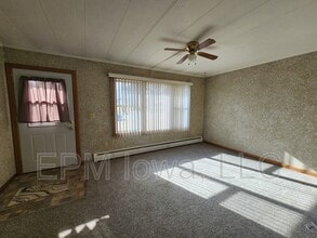 125 Hamilton St in Winthrop, IA - Foto de edificio - Building Photo