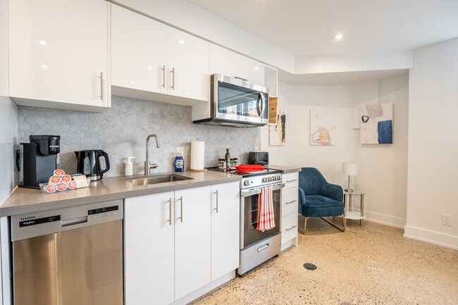 1553 Bloor St W in Toronto, ON - Building Photo - Building Photo