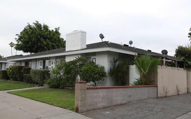 2108 E Almont Ave in Anaheim, CA - Building Photo - Building Photo