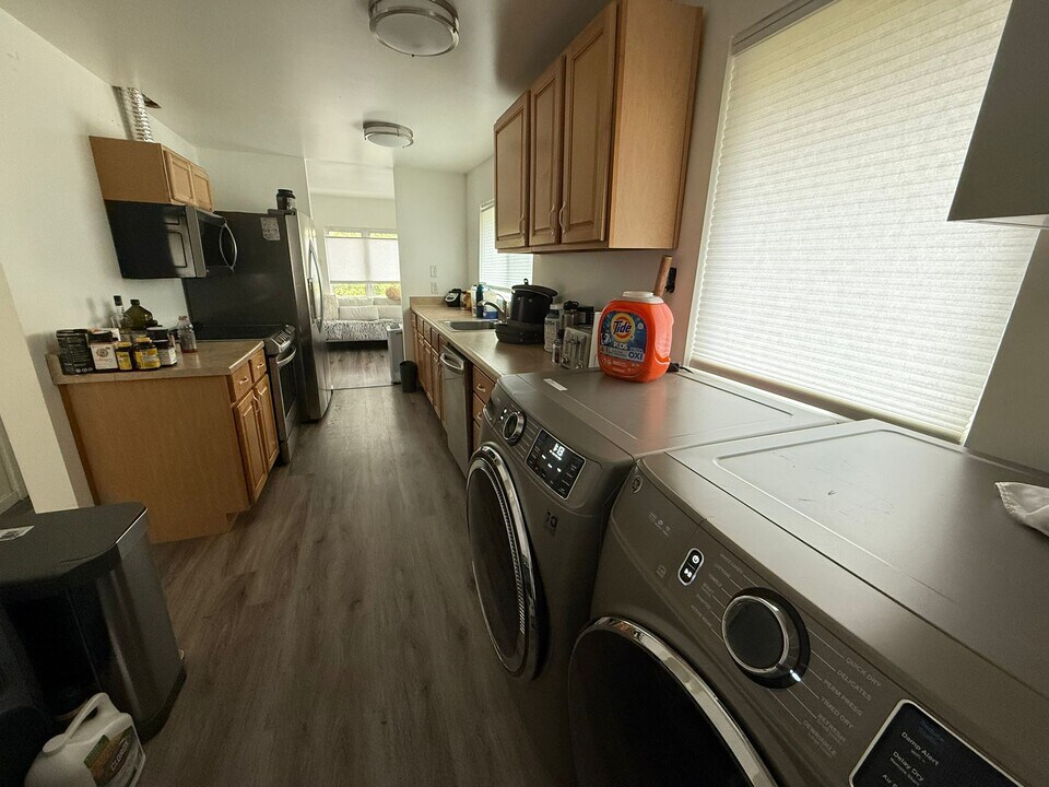 2440 Wickstrom Pl SW in Seattle, WA - Building Photo