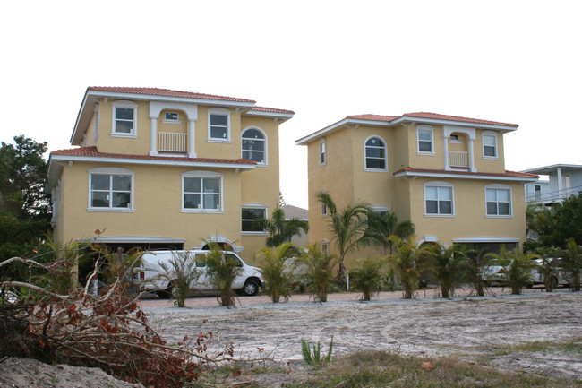 203 57th St in Holmes Beach, FL - Building Photo - Building Photo