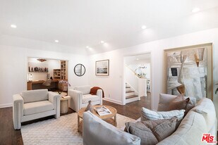 8155 Willow Glen Rd in Los Angeles, CA - Building Photo