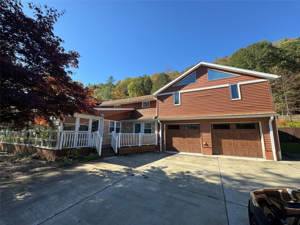 453 Grippen Hill Rd in Vestal, NY - Building Photo
