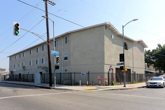 3856 S Normandie Ave in Los Angeles, CA - Foto de edificio - Building Photo