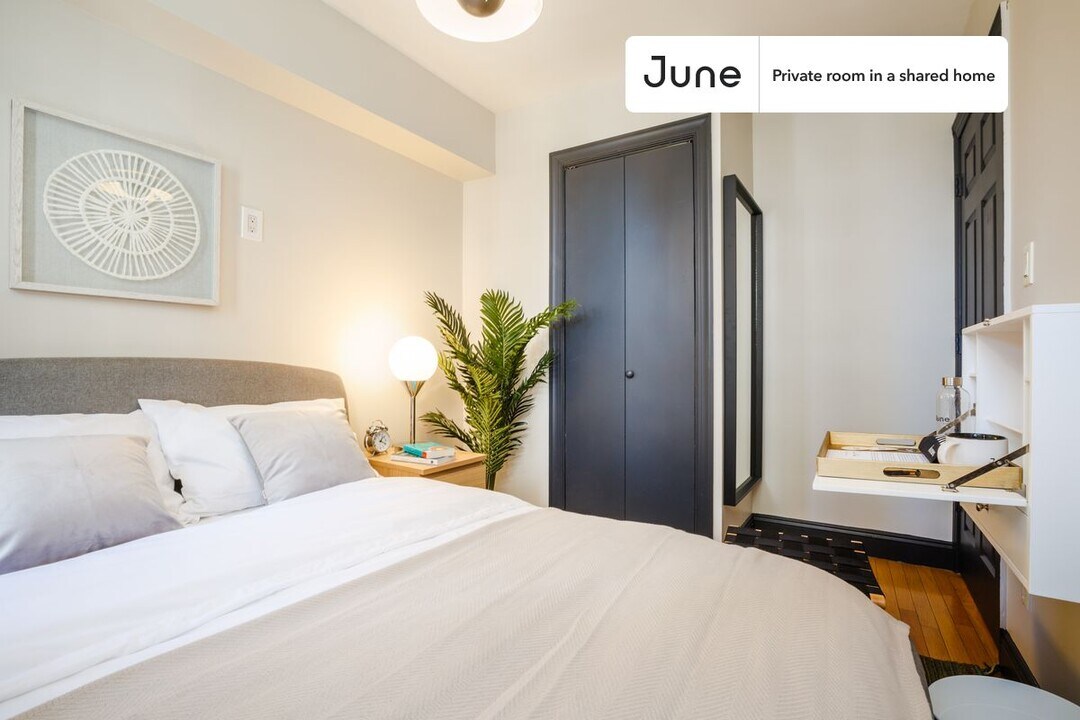 Private bedroom in 3 bed/1 bath Home in New York, NY - Building Photo