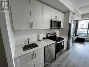 1440 Clarriage Ct in Milton, ON - Building Photo - Building Photo