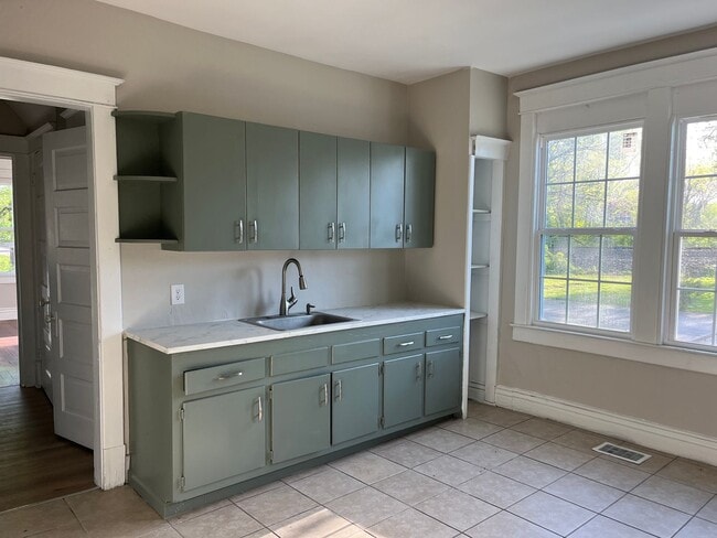 property at 224 E Poplar St